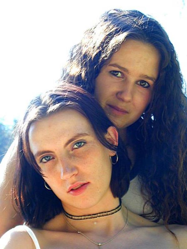 zwei junge Frauen lehnen aneinander
